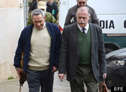 Pere Barceló Rigo, a la izquierda, acompañado de su abogado