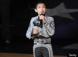 Sebastián de la Cruz de 11 años cantó el Himno Nacional antes de iniciar el juego entre el Miami Heat y San Antonio Spurs.