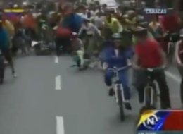Nicolás Maduro se cae de bicicleta. La televisora estatal venezolana desvió el foco de las imágenes para tratar de obviar el momento.