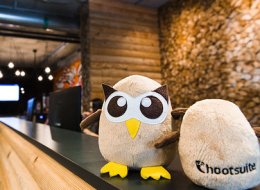Hootsuite founder Ryan Holmes has started The Next Big Thing, a non-profit foundation that offers funds to young entrepreneurs who could not obtain them otherwise.