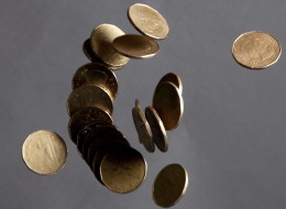 Just weeks after investment bank Goldman Sachs advised clients to bet against the loonie, global currency traders appear to be doing just that. (Canadian Press photo)