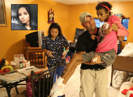 Linda Pérez, de 18 años, quedó en coma por una cirugía de aumento de senos. Su papá, Fernando Izquierdo, la carga y la auxilia en todo momento. (Crédito: Getty vía The Miami Herald)