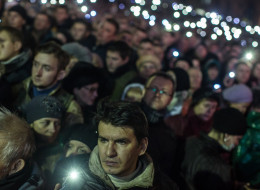 KIEV, UKRAINE - FEBRUARY 22: People await a speech by former Prime Minister Yulia Tymoshenko to anti-government protesters gathered in Independence Square on February 22, 2014 in Kiev, Ukraine. Tymoshenko, the leader of the 2004 Orange Revolution against current embattled President Viktor Yanukovych traveled to Kiev to address the crowd immediately after being released from prison on what many claim were politically motivated charges. (Photo by Brendan Hoffman/Getty Images)