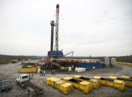 A rig drills for natural gas at a hydraulic fracturing site owned by EQT Corp. located atop the Marcellus shale rock formation in Washington Township, Pennsylvania, U.S., on Thursday, Oct. 31, 2013. Photographer: Ty Wright/Bloomberg via Getty Images
