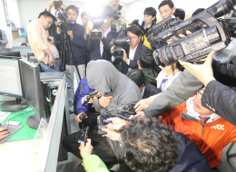 세월호 선장을 둘러싼 취재진 / 연합뉴스