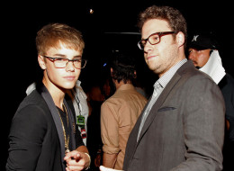 LOS ANGELES, CA - AUGUST 28: Singer Justin Bieber (L) and actor Seth Rogen arrive at the 2011 MTV Video Music Awards at Nokia Theatre L.A. LIVE on August 28, 2011 in Los Angeles, California. (Photo by Christopher Polk/Getty Images)