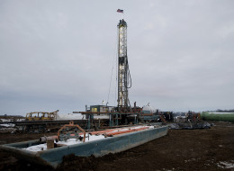 A service rig, referred to as a 'one armed bandit', drills for oil at Kilbarger Construction Inc.'s site in Knox County, Ohio, U.S., on Saturday, Jan. 5, 2013. Photographer: Ty Wright/Bloomberg via Getty Images