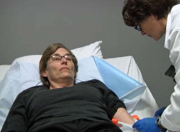 Stacy Etholtz recibió la inyección con el virus de sarampión y ahora está libre de cáncer.