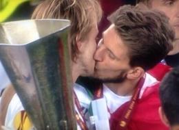 Rakitic y Carriço fueron captados por la cámara de televisión en un amoroso beso durante la celebración del campeonato en la Europa League