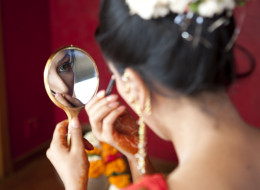 A Vancouver bride is looking for five bridesmaids.