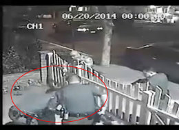 Policias golpean a joven hispano arrestado