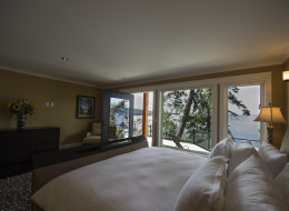 Potential buyers can stay in this Pender Island, B.C. home for up to a week before they decide if they want to bid on it.