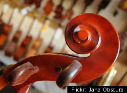 L'Orchestre de la Solidarité Sociale dénonce la hausse des frais de scolarité.