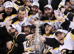 The Boston Bruins pose for a photograph with the Stanley Cup following their 4-0 win over the Vancouver Canucks in Game 7 of the NHL hockey Stanley Cup Finals on Wednesday, June 15, 2011, in Vancouver, British Columbia. (Foto:The Canadian Press, Jonathan Hayward/AP/dapd) Foto: Jonathan Hayward/The Canadian Press/dapd