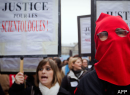 Un membre de l'Eglise de Scientologie manifeste devant le 24 novembre 2011 devant le palais de justice de Paris
