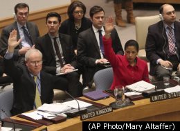 L'ambassadrice américaine, Susan Rice et l'ambassadeur britannique, Mark Lyall, votent une résolution au Conseil de sécurité de l'ONU. (AP Photo/Mary Altaffer)
