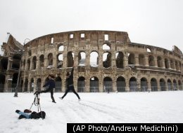 Des touristes prennent des photos devant le Colisée de Rome. (AP Photo/Andrew Medichini)