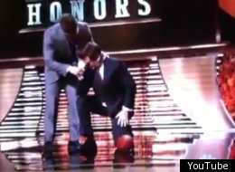 Alec Baldwin got a little help when he tried Tebowing during 'NFL Honors;
