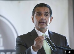 Los Angeles Mayor Antonio Villaraigosa, a Democrat, plans to dig into Mitt Romney in a speech on immigration reform Wednesday.