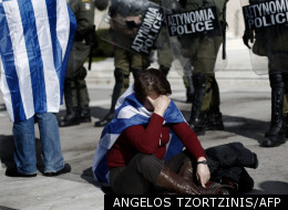 Une femme devant le parlement grec à Athènes, le 11 février 2012