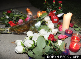 Des fleurs, des lampions et des messages d'amour pour la chansons ont été déposés devant l'hôtel où elle se trouvait à Bervely Hills.(ROBYN BECK / AFP)