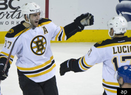 Patrice Bergeron et Milan Lucic des Bruins de Boston. (PC/Paul Chiasson)