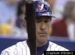 Gary Carter, juste avant de frapper la balle, le 27 septembre 1992. (Capture d'écran)