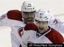 P.K Subban et Max Pacioretty célèbrent leur victoire contre les Sabres de Buffalo, le 17 février 2012.(AP Photo/Mark Humphrey)
