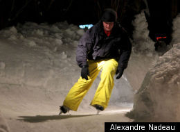 Alexandre Nadeau a eu l'idée de concevoir une immense piste glacée à obstacles sur son terrain de Québec, à l’image de celles que l’on retrouve lors des compétitions de Red Bull Crashed Ice.