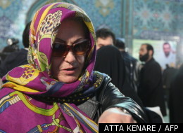 Une dame vote aux élections législatives, le 2 mars 2012. (AFP)