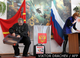 Un comité électoral en action, le 3 mars 2012. (VIKTOR DRACHEV / AFP)