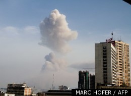 Un panache de fumée peut être vu à Brazzaville, même de l'autre côté du fleuve...(MARC HOFER / AFP)