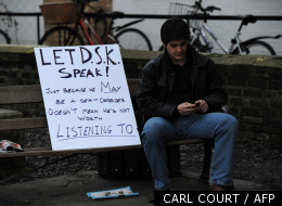 Un étudiant attend l'arrivée de Dominique Strauss-Kahn à Cambridge. (AFP)