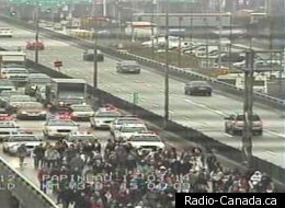 Une centaine d'étudiants en grève ont bloqué l'autoroute 40 ouest, à la hauteur de Christophe-Colomb, à Montréal. (Transports Québec)