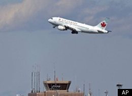 Plusieurs vols aux départs et en direction de Montréal et de Toronto sont de nouveau retardés samedi en raison du débrayage de plus d'une centaine de bagagistes d'Air Canada. (AP)