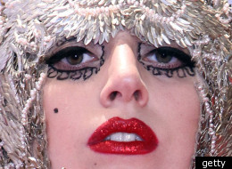 Bonne fête avec cet album photos de dix de tes chapeaux les plus fous, Lady Gaga!