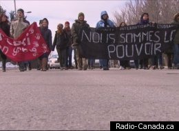 Les étudiants ont manifesté, vendredi, dans les rues de Saguenay. (Radio-Canada.ca)