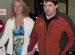 Henk Tepper, et sa soeur Harmein Dionne, à son arrivée à l'aéroport d'Ottawa. (PC/Adrian Wyld)