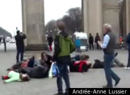 Une vingtaine de personnes, arborant le carré rouge, se sont couché par terre en signe de soutien aux étudiants québécois en grève. (Photo AOL Video)