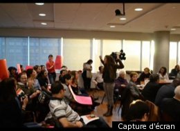 De nombreux étudiants affichaient des cartons rouges à la réunion du Bureau des gouverneurs de l'Université d'Ottawa. (Capture d'écran)