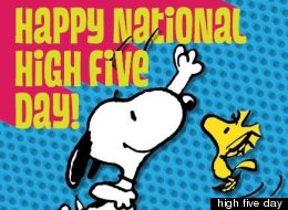 Même Snoopy célèbre la journée internationale du High Five. (Montage Facebook)