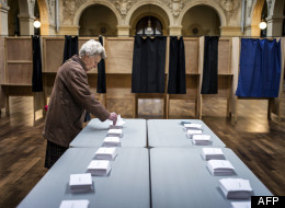 Une dame s'apprête à aller voter, à Lyon, en France, le 22 avril 2012.