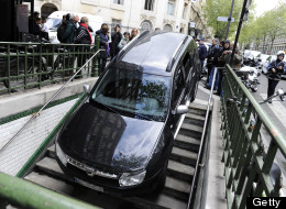 The car get stuck in the entrance when the driver mistook it for a Metro entrance