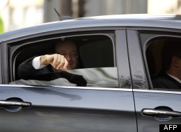 François Hollande quitte son domicile ce lundi 7 mai, à Paris, et se dirige vers son QG.