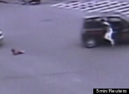 A father in the Chinese city of Wenzhou recently jumped from his car when his four-year-old daughter accidentally fell out in the middle of an intersection.