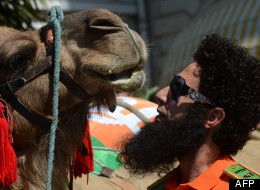 Sacha Baron Cohen et un chameau sur la Croisette