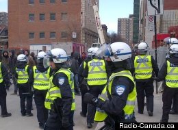 Des policiers de la Ville de Montréal en marge d'une manifestation (Archives Radio-Canada.ca)