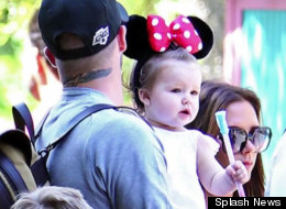 La familia Beckham, Victoria, David y la pequeña Harper, disfrutan su paseo en Disneyland