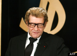 En 2002, Yves Saint-Laurent fait ses adieux à la mode en conférence de presse