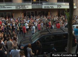 Mini-manifestation devant le théâtre St-Denis à l'entracte du spectacle de la Coalition des humoristes indignés. (Radio-Canada.ca)